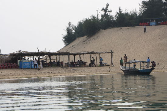 Restaurant auf der Sandbank zwischen See und Meer.