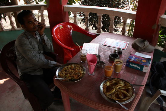 Ein richtiges Traveller-Frühstück:
- deftige Pancake
- Kaffee
- frischer Fruchtsaft
- nette, fachkundige, lokale Begleitung
und der lonely planet.