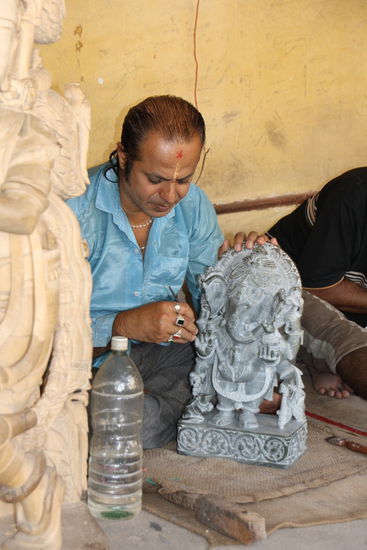Steinmetz bei der Arbeit:
Feinste Strukturen entstehen.