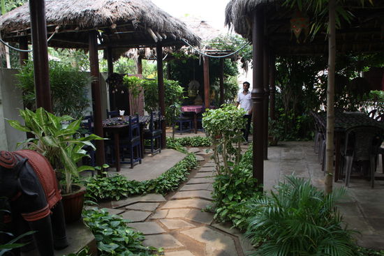 Achha: Gemütliches Gartenrestaurant fürs Frühstück.