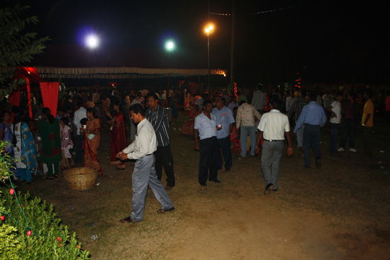 ... aber wenn man im Stehen isst kann an den Buffets schneller Nachschub geholt werden.