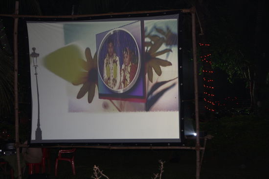 Überall laufen kitschige Powerpoint-Präsentationen.
Liebe Grüsse aus Puri.