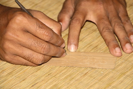 Palmblatt- Zeichnungen Phase 1:
Einritzen.