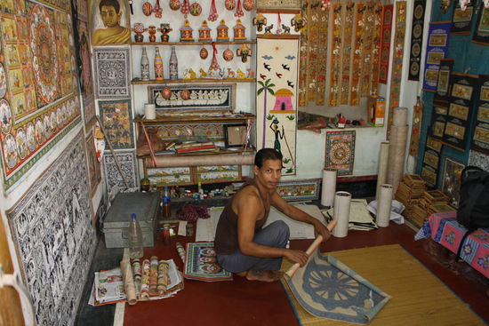 Die ganzen Geschäfte waren voller Kunstwerke.