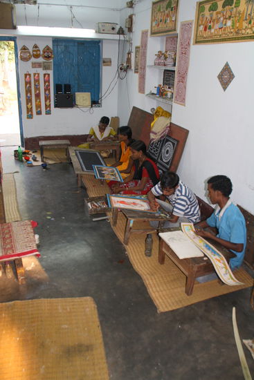 An einfachsten Arbeitsplätzen entstehen diese Kunstwerke.