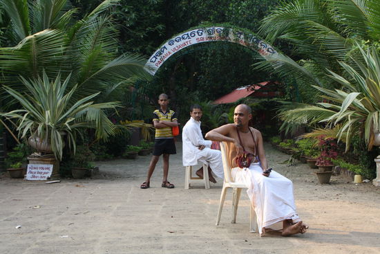 Zu Hause bei Krishna. Schon Jungs treten ins Klosterleben ein.