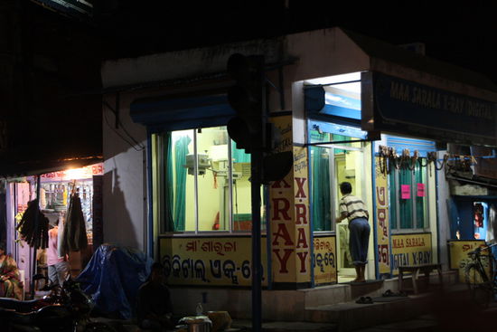 Jeder verdient sein Geld auf seine Weise. Genau so wie der Nachbar ein Kopiergerät in seinem Shop als Existenzgrundlage hat, hat dieser hier irgendwo ein Röntgengerät aufgetrieben.