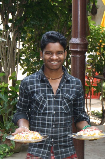 Das leckere letzte Frühstück in Puri vom netten Kellner, der mich schon beim zweiten Besuch im Achha wieder gekannt hat.