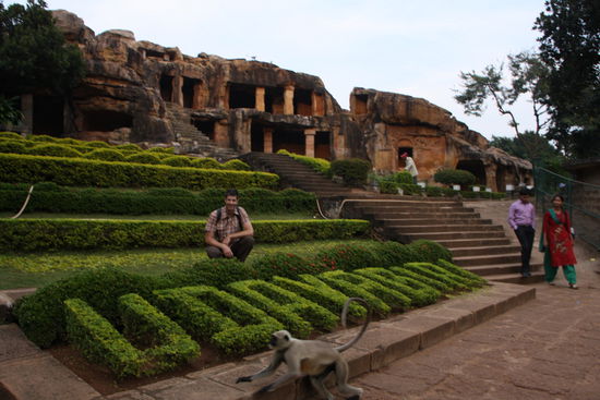 Die Touri-Falle: Die Höhlentempel von Udayabiri. Der Typ im Vordergrund wäre wahrscheinlich als Guide günstiger gewesen.