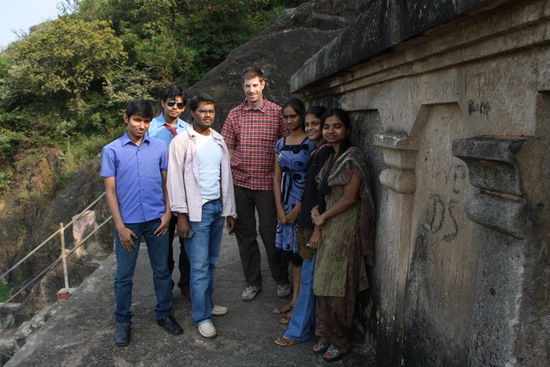 Studenten, die eigentlich als Projektarbeit einen Film drehen sollten - nur leider haben sie nicht dran gedacht den Akku der Kamera vorher zu laden! Aus so kann man sich einen freien Nachmittag verschaffen.