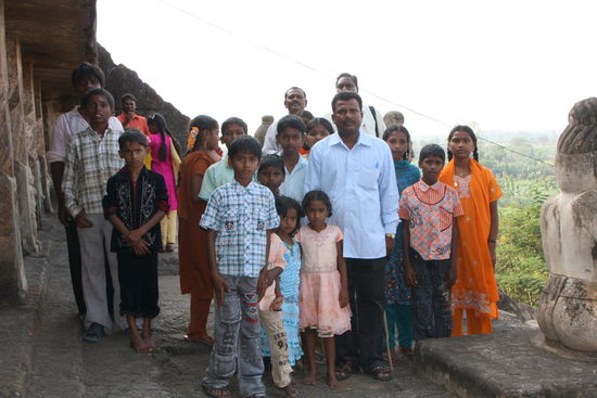 Schulklasse auf Schulreise. Der Lehrer versucht die wilde Truppe mit Trillerpfeife und Bambusstock im Zaum zu halten. Wär vielleicht auch eine Möglichkeit für dich, Angela?
Bei uns wär so eine Besichtigung viel zu gefährlich. Geländer gibt es nämlich in der ganzen Anlage keine - auch wenns schon mal 5 m runter geht.
