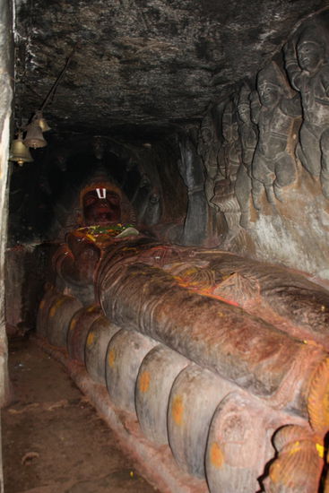 Die riesige Statue des Vishnu auf der dritten Ebene der Tempelanlage.