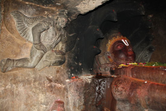 Das andere Ende der Statue. Wer das daneben ist weiss ich nicht - einer der Erzengel wahrscheinlich eher nicht.
Liebe Grüsse aus Vijayawada, wo ich auf meinen nächsten Zug nach Hospet warte, von wo aus ich dann morgen nach Hampi hoch fahre - das Machu Picchu Indiens.