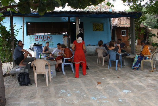 Hier logiert man in der Ruhe der Natur, isst wunderbar und den Space-Ausflug gibts auf Wunsch dazu.
Ganz rechts: Baba höchstpersönlich.