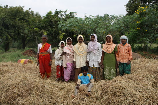 Tägliches Umschichten des geernteten Reises damit es gut trocknet.
Eine Pause ist da immer willkommen.