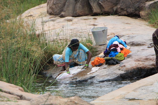 Wäsche waschen ist hier noch ein richtiger Knochenjob!
Ich weiss, das ist es ja zu Hause auch - bitte nicht böse sein, Mami.