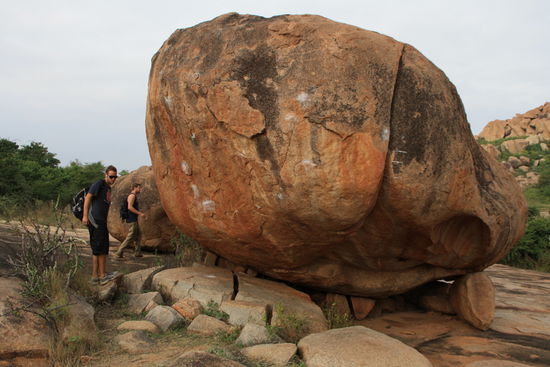 Unzählige Kletterübungen in den unterschiedlichsten Schwierigkeitsgraden. Zu finden im lokalen Guidebuch oder an den weissen Magnesiumflecken an den Felsen.