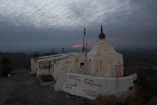 ... hinter dem Hanuman-Tempel und der Wolkendecke, die natürlich genau im Osten hängen muss.