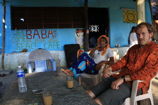 Als wir um 7 Uhr zum Frühstück zurück sind raucht Baba schon seine erste Chillem.