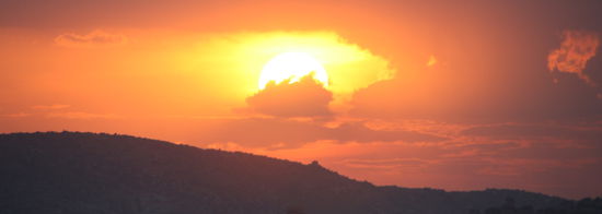 ... bevor sie hinter dem Kreuzfahrtschiff ...