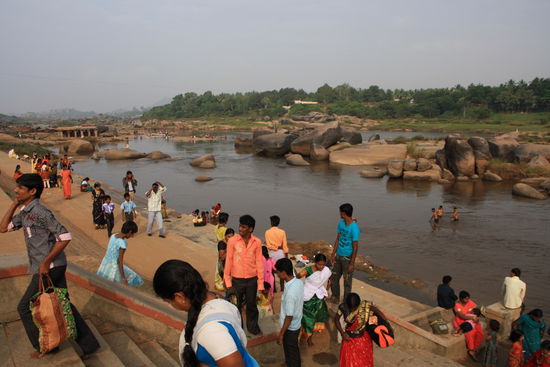 Der Fluss zwischen Hampi Bazaar und der ruhigeren Seite Virupapur Gaddi ...