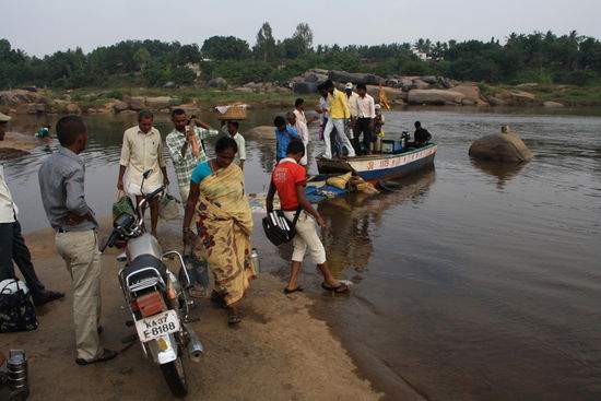 ... über den man mit der kleinen Fähre gelangt ...
