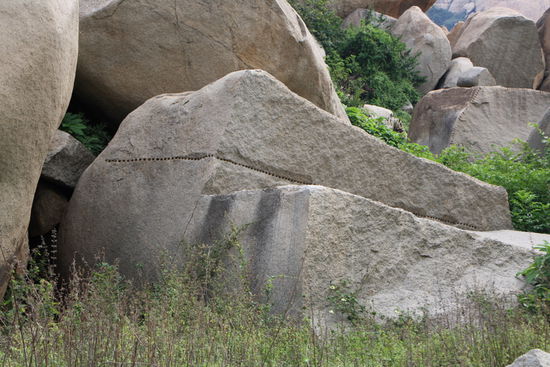 So wurden früher die Felsen in bearbeitbare Blöcke gespalten.
In die Löcher wurde trockenes Holz gekeilt, das danach gewässert wurde und den Stein durch die Ausdehnung gespalten hat.