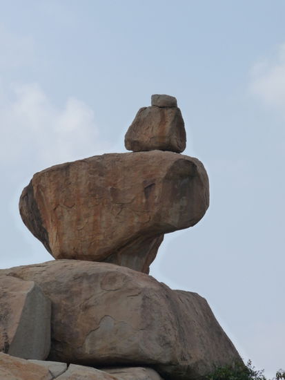 Und immer wieder bizarre Steinformationen, schon fast Skulpturen.