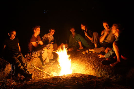 Lagerfeuer am Fluss.