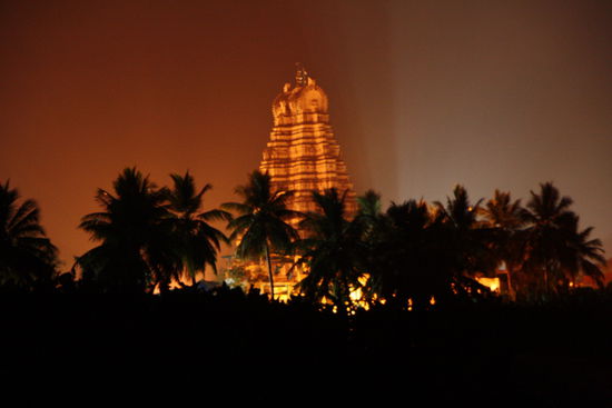 Nachts beleuchteter Virupaksha-Tempel ...