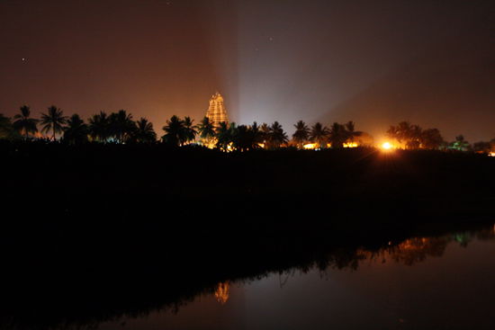 ... mit Spiegelung im Fluss. Der nachts viel sauberer aussieht als tagsüber.