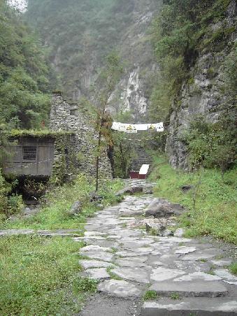 genau da vorne werden einem 100 rmb abgeknoepft!