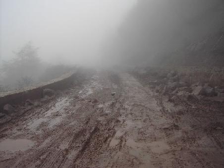 nebel und roter schlamm ... da muessen wir durch