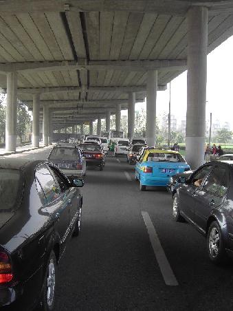 ein letzter stau unter dem flyover