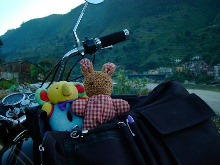 die beiden irgendwo in nepal, auf dem weg nach kathmandu ...
