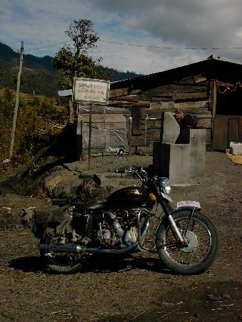 irgendwo in NEPAL auf der strasse nach JIRI, dem basislager auf der nepalesischen seite des ...