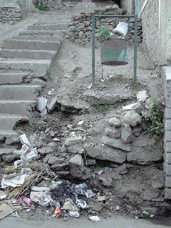 muelltrennung auf indisch, oben sammeln und wenn es voll ist unten horten