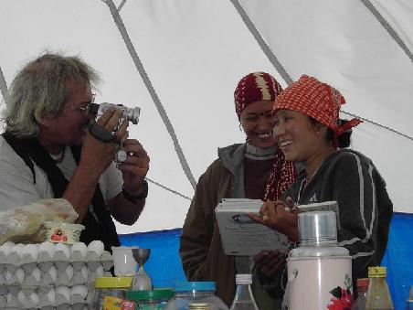 manuel laesst die beiden koechinnen einen bestimmten vogelnamen in ladakhi aussprechen