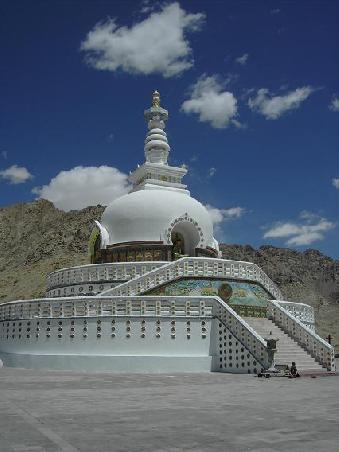 die stupa von leh, aehnlichkeiten mit der worldpeacepagoda in pokhara/nepal hoeren nicht erst bei den geldgebern =japan auf