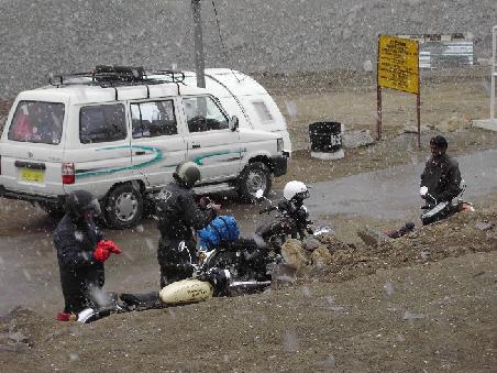 nareesh (rechts) sieht das erste mal schnee vom himmel fallen