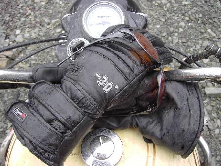wer haette gedacht, dass ich diese handschuhe in indien brauche ...