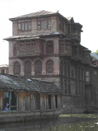 in der altstadt von srinagar (wie venedig), faszinierende gebaeude, leider total heruntergekommen der krieg eben!
