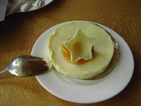 kaesekuchen mit bluete aus weisser schokolade ... herrlich dekadent!