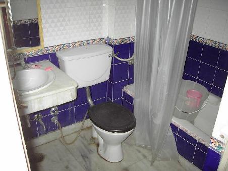 das bad, man beachte den kuebel zur bevorratung, falls wasser einmal knapp ist ...