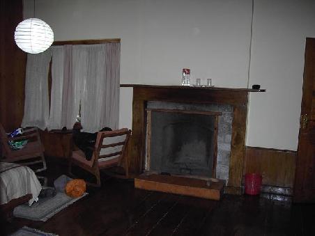 und ein offener kamin, den wir zum glueck nicht brauchten, aber es roch nach verbranntem hlz!
