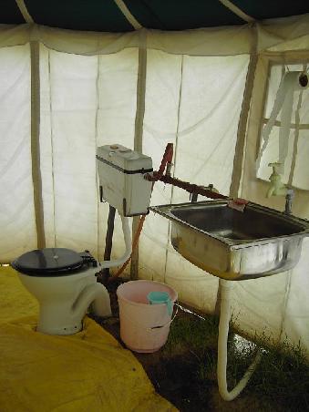 eigener waschbereich und toilette in jedem zelt! kalt *brrrrr* natuerlich