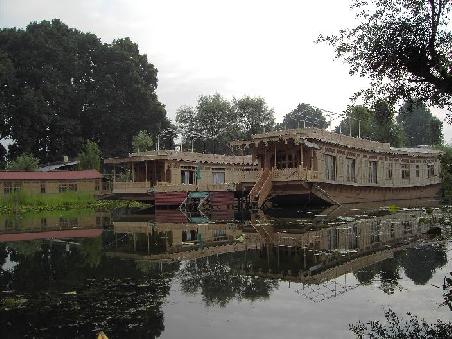 die beiden boote bei vanda (links war meine residenz