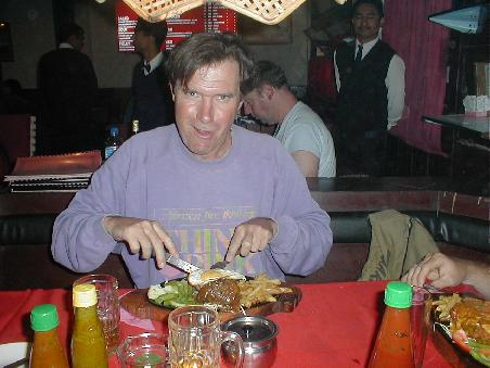 Heinz (der Tourguide, nicht das Ketchup) im Steakhouse von Kathmandu
