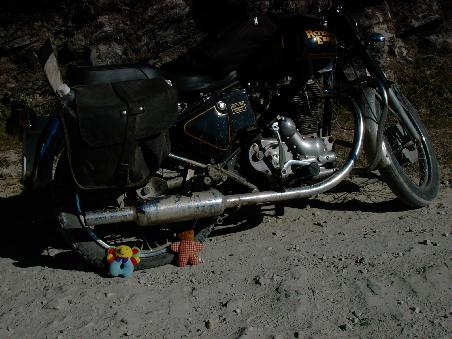 es ist manchmal gut zwei mechaniker dabei zu haben. das verkuerzt wenigstens die wartezeit ...