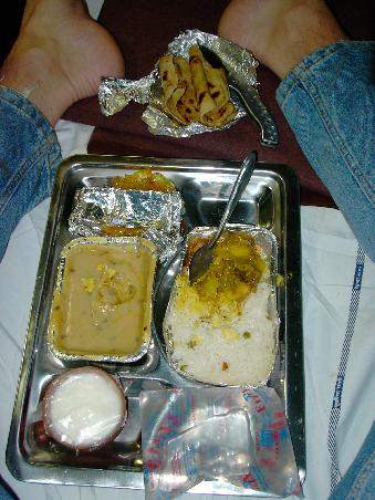 das abendessen im schlafwagen der indischen bahn